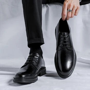 Корейската версия на мъжки обувки, черна и бизнес официалната кожени обувки, мъжки ежедневни стилна дишаща офис работна обувки дантела