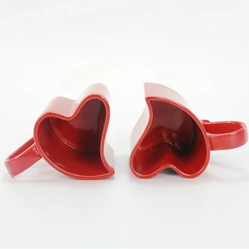 Романтичната червена керамична чаша във формата на сърце, кафеена чаша за пара, чаша за двойки
